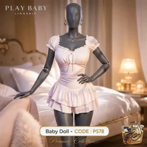 بيبي دول أبيض ناصع P578 من Play Baby Lingerie — قصة صدر قلب بكشكشة ناعمة، أكمام كاب، وتنورة متموجة بطبقات مزدوجة